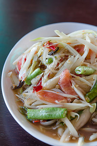 辣辣木薯沙拉白色食物辣椒香料蔬菜美食绿色盘子木瓜沙拉背景图片