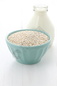 红糖粑粑健康和美味的燕麦食品成分麦片牛奶节食肉桂勺子早餐健康饮食食物小吃葡萄干背景