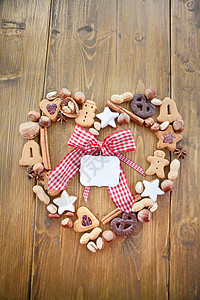 圣诞节用饼干和坚果做成的心形框架文字糖衣肉桂榛子核桃雪人乡村丝带香料巧克力图片