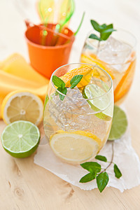 冷饮柠檬和橙子蓝色饮料冰块照片薄荷苏打树叶叶子橘子玻璃图片