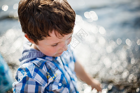 男孩站在水中图片