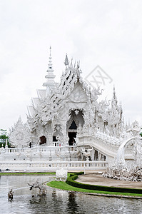 泰国清莱的白殿寺地标池塘绿色天空风景上帝佛教徒建筑学旅行寺庙图片