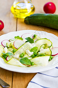 Zucchini与皮亚和费塔沙拉美食午餐敷料丝带蔬菜饮食美食家薄荷草本植物沙拉图片