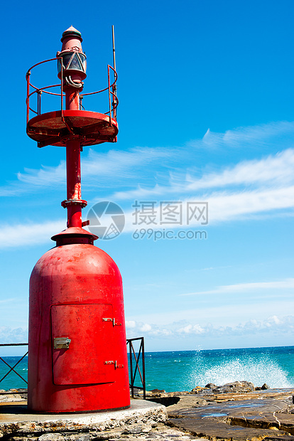 小型红小灯塔危险支撑警告海岸线地标建筑学天空蓝色海洋建筑图片