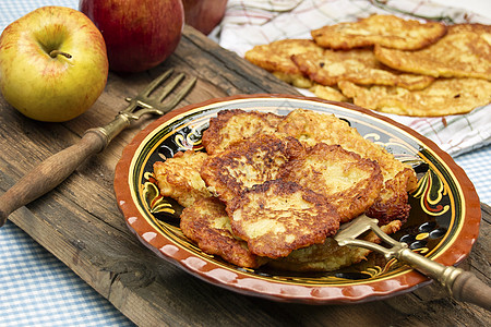 马铃薯缓冲剂金黄色煎饼木板土豆盘子木头图片