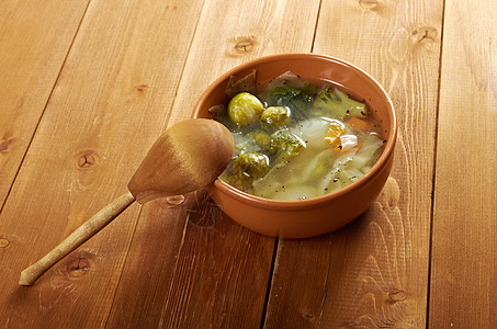 意大利式农场式汤萝卜胸部盘子小吃食物美食利语绿色蔬菜肉汤图片