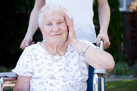 坐在轮椅上快乐的高级女士帮助感情药品奶奶老年祖父母援助椅子车轮微笑图片