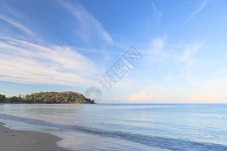 海滩和蓝蓝天空墙纸天堂旅行爬坡假期蓝色海岸天气旅游风景图片