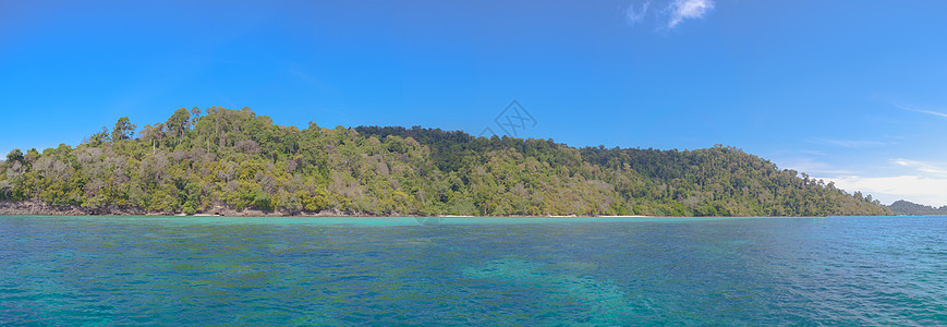 海洋和蓝天空全景图片