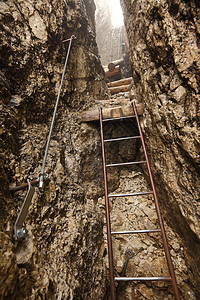 多洛米特楼梯峡谷旅行安全运动洞穴绳索远足石灰石踪迹图片
