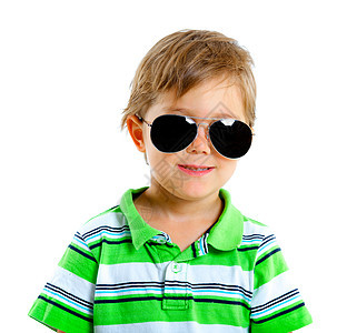 太阳镜中的男孩首席微笑孩子们衣服闲暇童年孩子活动快乐阳光图片