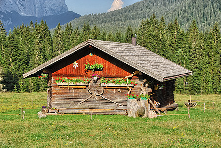 多洛米特人 夏季 意大利阿尔卑斯山的美丽风景圆柱体场景公园木头旅游山脉地平线蓝色村庄旅行图片