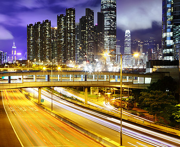 收费公路拥有高速公路的住宅楼背景