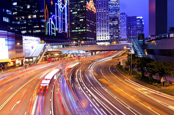 现代城市夜间街道戏剧性运输运动驾驶旅行市中心景观公共汽车线条图片