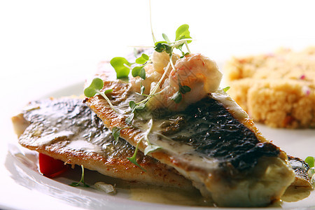配有大虾的瓜食烤鱼餐厅食物沙拉胡椒盘子用餐蔬菜生活鱼片午餐图片