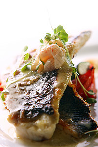 配有大虾的瓜食烤鱼鱼片蔬菜午餐盘子生活饮食餐厅鳕鱼食物营养图片