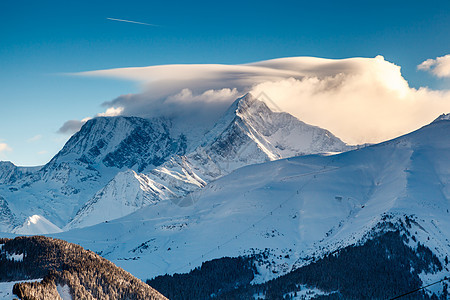 法国法国阿尔卑斯山Megeve附近的山峰和滑雪坡单板松树旅行运动阴霾森林爬坡粉末晴天假期图片