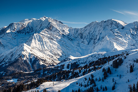 法国法国阿尔卑斯山Megeve附近的山峰和滑雪坡寒意森林假期晴天松树爬坡运动旅行顶峰冻结图片