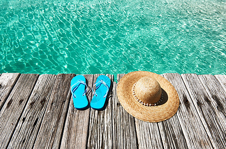 码头滑轮机假期凉鞋风景蓝色海洋海滩帽子木板热带字拖图片