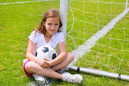足球小女孩在带球的草地上放松图片