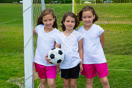 足球足球足球队女球童队 在体育档案室ld竞赛童年假期微笑女孩们守门员孩子们双胞胎姐妹草地图片