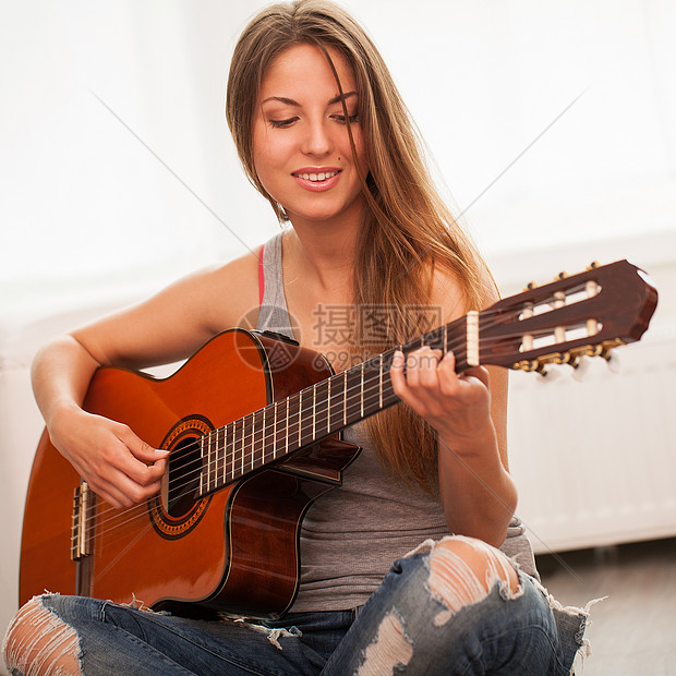 弹吉他年轻的年轻美女音乐工作室微笑学生头发歌手岩石吉他手爱好乐趣图片