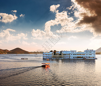 印度乌代普尔Pichola湖和Taj湖宫场景国家奢华蓝色历史地标旅游反射建筑旅行图片