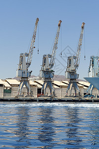 以色列Eilat港海中起重机行及其反射物图片