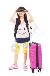带着望远镜和旅行手提箱的快乐小女孩;图片