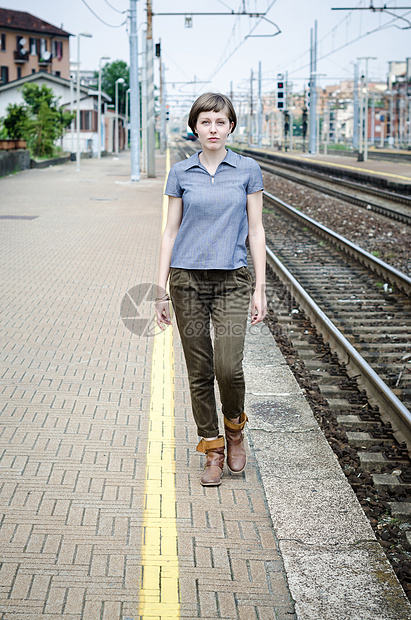 年轻美丽时装女士走路皮肤头发铁路城市车站女子城市生活图片