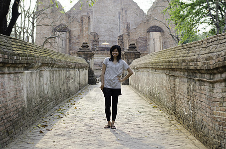 在的亚洲妇女 Ayutthaya省佛教寺庙图片