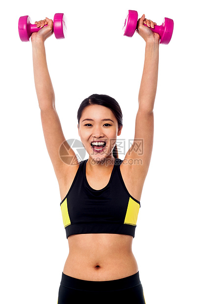 教授如何举哑铃的女教官二头肌健身房培训师微笑运动精力饮食女孩活力幸福图片