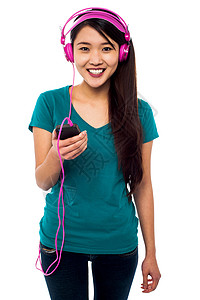放音乐的女孩听音乐的漂亮女孩粉色岩石享受调谐音乐女孩牛仔裤微笑歌曲女性化背景