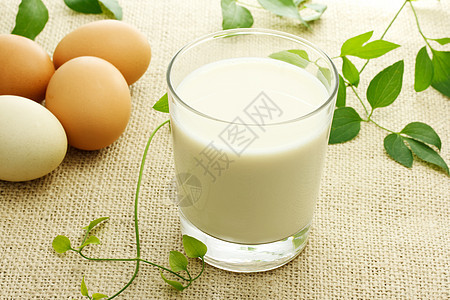 牛奶和鸡蛋烹饪麻布棕色玻璃厨房奶制品食物早餐奶油白色图片