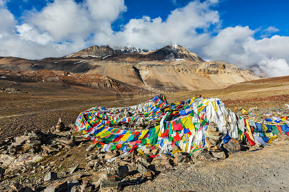 喜马拉雅的巴拉查拉山口上的佛教祈祷旗朗塔山脉风景宗教旗帜旅行天空信仰祷告高度岩石图片