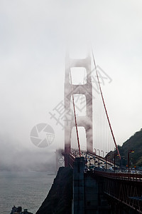 金门大桥在雾中金属地标运输旅游蓝色吸引力建筑学游客旅行岬角图片