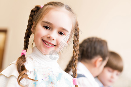 一个好女孩的肖像幼儿园绘画刷子孩子休闲工艺团体画家动画师学校图片