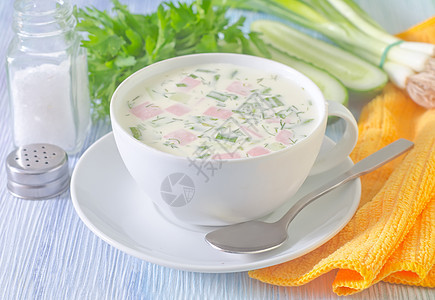 冷汤烹饪黄瓜服务草本植物酸奶勺子饮食营养野菜盘子图片