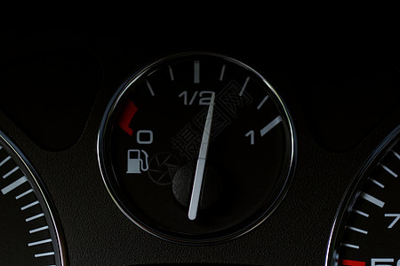 特写现代汽车仪表板旅行运动驾驶交通速度车辆汽车油位红色运输图片