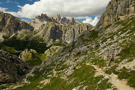 多洛米特冒险顶峰登山晴天小路地形石头远景远足荒野图片