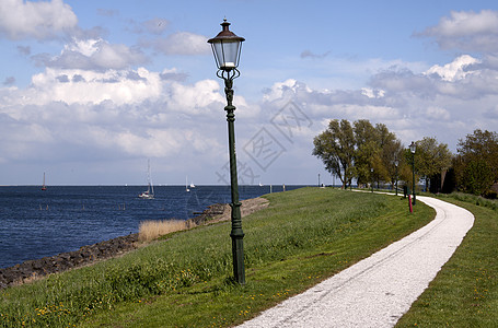 在荷兰Medemblik附近的一艘潜水艇上挂着灯柱图片