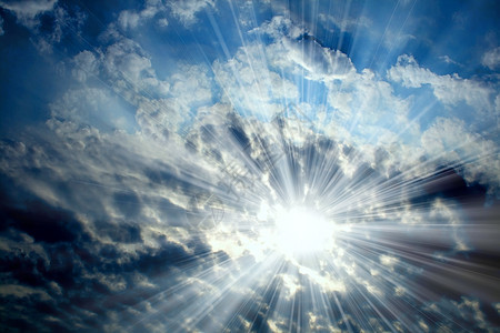 蓝天上的太阳阳光戏剧性横梁辉光蓝色力量活力日落射线精神图片