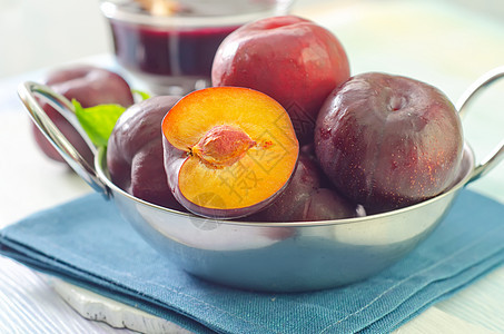 李子糖浆食品采摘水滴甜点紫色营养李子水果食物图片