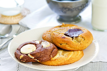 软饼干巧克力和白巧克力甜饼脂肪牛奶美食小吃饼干面粉咖啡食物棕色烹饪图片