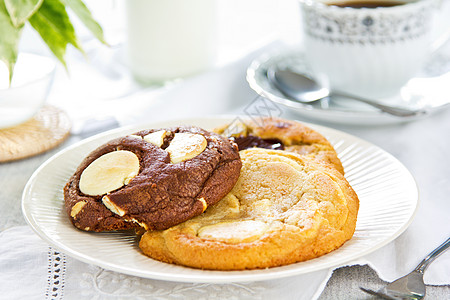 软饼干巧克力和白巧克力甜饼营养烹饪棕色干姜面粉美食美食家食物饮食糕点图片