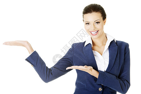 快乐的年轻商业女郎 在手掌上露出复制空间人士广告喜悦成人手势情绪化商业商务产品黑发图片