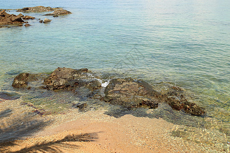 泰国慕奈岛蓝色阳光天空旅行海浪海景热带假期天堂岩石图片