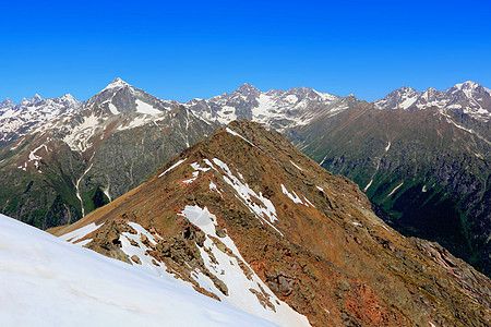 俄罗斯高加索地区的落基山脉地区顶峰悬崖岩石风景爬坡高度首脑冰川石头图片