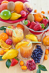 各种新鲜果实的果汁维生素水果石榴奇异果吸管橙子浆果柠檬李子稻草图片