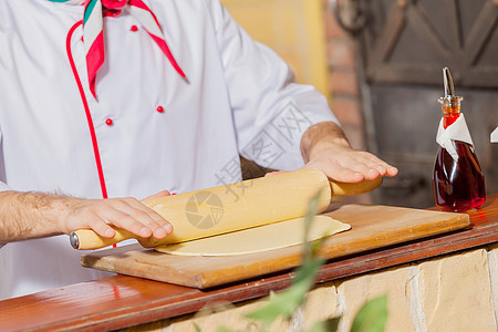 特写厨师双手面包桌子面包师滚筒木板烹饪手工滚动烘烤柜台图片